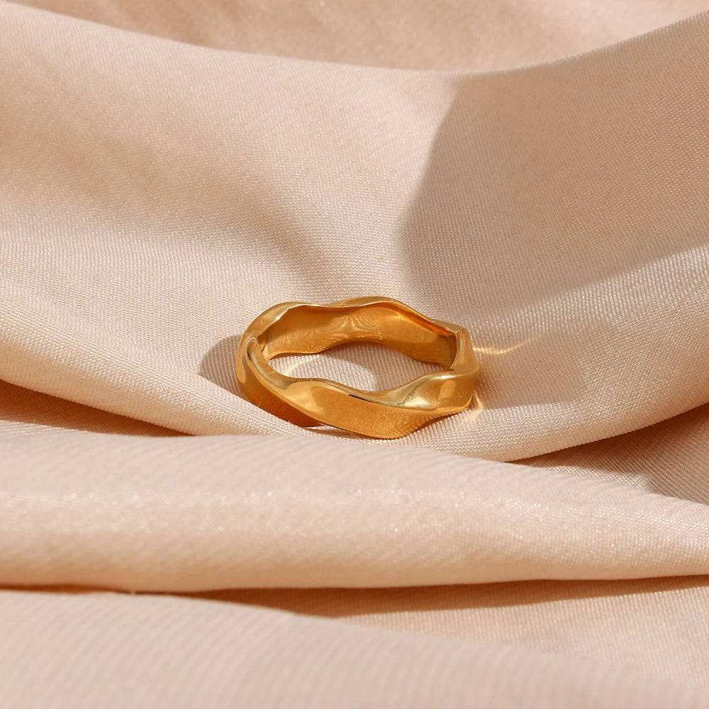 Minimalist Waterwave Twist Ring